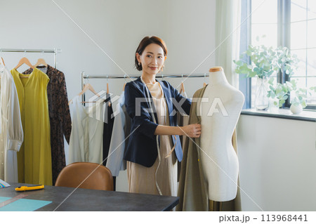 アパレル業界で働く女性 113968441