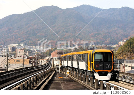 【アストラムライン】秋の7000系（広島新交通1号線：毘沙門台駅） 113968500