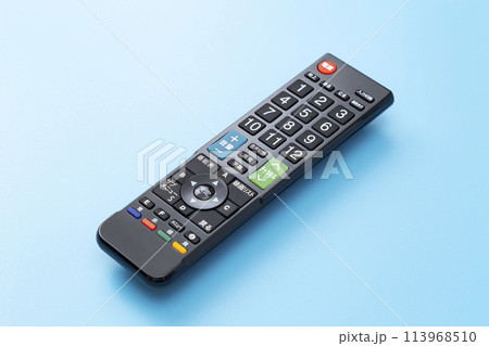 青背景にテレビのリモコン 青背景にテレビのリモコン 113968510