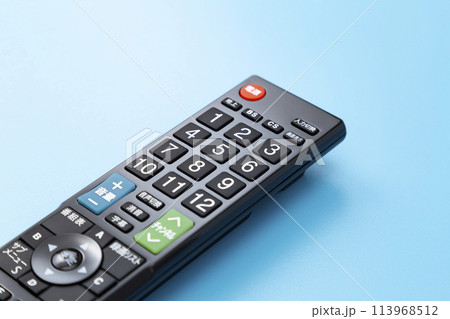 青背景にテレビのリモコン 113968512