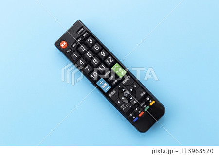 青背景にテレビのリモコン 青背景にテレビのリモコン 113968520