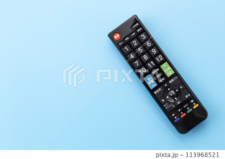 青背景にテレビのリモコン 青背景にテレビのリモコン 113968521