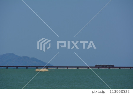 由良川橋梁を渡る京都丹後鉄道のKTR8500形の列車 113968522