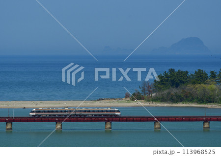 由良川橋梁を渡る京都丹後鉄道のKTR8500形の列車 113968525