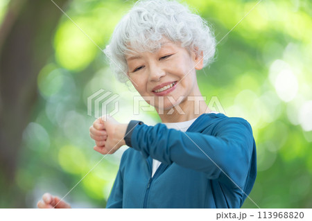 スポーツウエアのシニア女性　スマートウォッチ 113968820