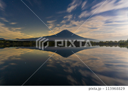《静岡県》月明り照らされた田貫湖と富士山 《静岡県》月明り照らされた田貫湖と富士山 113968829