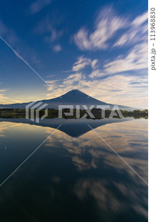 《静岡県》月明り照らされた田貫湖と富士山 《静岡県》月明り照らされた田貫湖と富士山 113968830