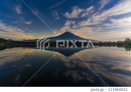 《静岡県》月明り照らされた田貫湖と富士山 113968831