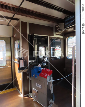 麒麟がくるの明智光秀ゆかりの地、明智鉄道の明智駅の電車の内部、料金箱、運転席、岐阜県恵那市明智町 麒麟がくるの明智光秀ゆかりの地、明智鉄道の明智駅の電車の内部、料金箱、運転席、岐阜県恵那市明智町 113970084