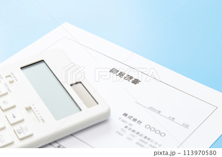 青背景に見積書と電卓 113970580