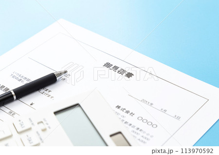 青背景に見積書と電卓 青背景に見積書と電卓 113970592