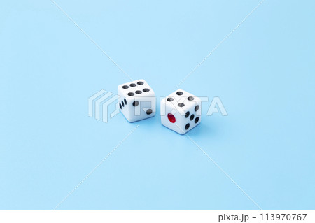 青背景にサイコロ 青背景にサイコロ 113970767