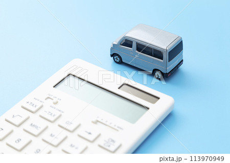軽貨物車と電卓　ブルーバック 113970949