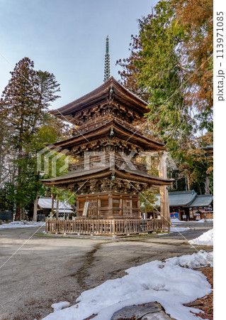 長野県大町市　信州仁科の里　若一王子神社　三重塔 113971085