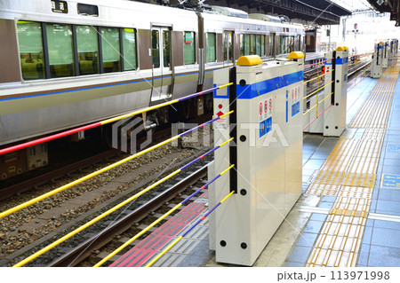 JR大阪駅のホームドア 113971998