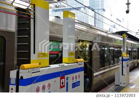 JR大阪駅のホームドア 113972003