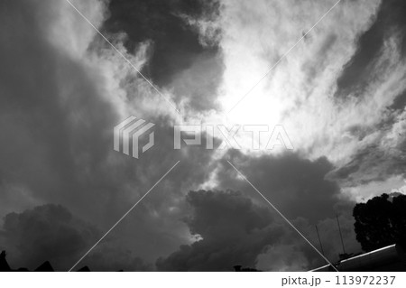 サンパウロ州の夏の雲と太陽光　ブラジル 113972237
