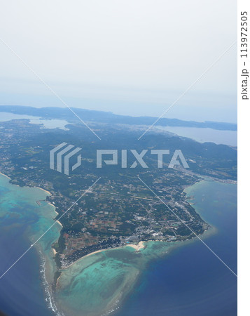 飛行機から見る沖縄本島（那覇）の景色 113972505