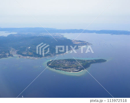 飛行機から見る沖縄本島（那覇）の景色 113972518