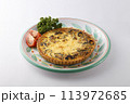 お皿に乗った美味しそうなキッシュ 113972685