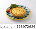 お皿に乗った美味しそうなキッシュ 113972686