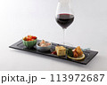 タパスと赤ワイン 113972687