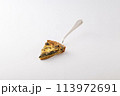 カットされた美味しそうなキッシュ 113972691