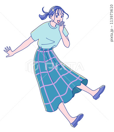 アニメ風のジャンプする女性　夏服 113973610