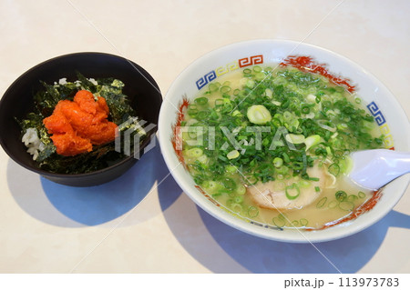 ネギ増し豚骨ラーメンと辛し明太子ご飯 113973783