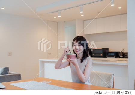 家でコンビニ弁当を食べる若い女性 家でコンビニ弁当を食べる若い女性 113975053