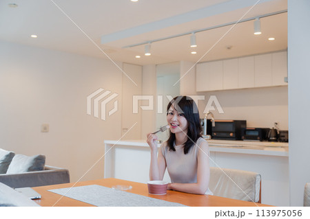 家でコンビニ弁当を食べる若い女性 113975056