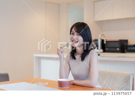 家でコンビニ弁当を食べる若い女性 113975057