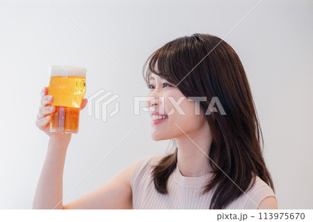 笑顔でビールを飲む若い女性 笑顔でビールを飲む若い女性 113975670