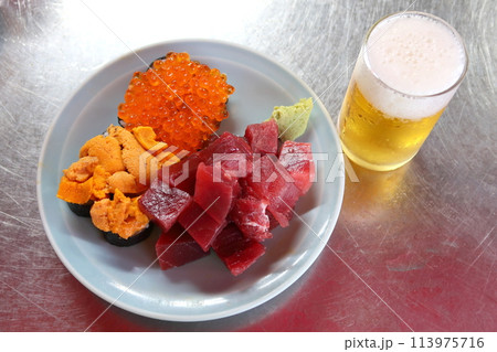 立ち飲み屋の瓶ビールと3種盛り合わせ 113975716