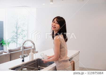 キッチンで洗い物をする若い女性 キッチンで洗い物をする若い女性 113975864