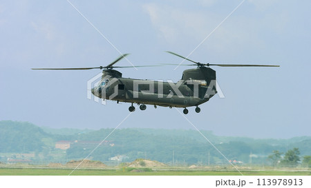 アメリカ陸軍CH-47チヌーク低空飛行 113978913