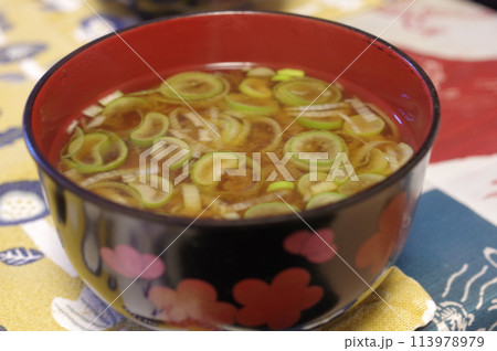 滋味あふれる家庭の味の味噌汁 滋味あふれる家庭の味の味噌汁 113978979