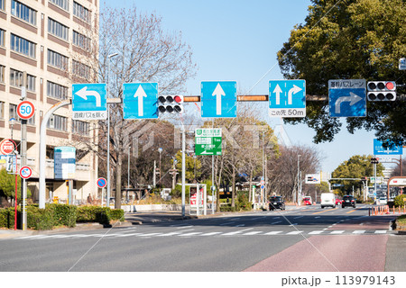 【基幹バスレーン】複雑な道路標識がある交差点 113979143