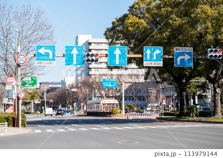 【基幹バスレーン】複雑な道路標識がある交差点 113979144
