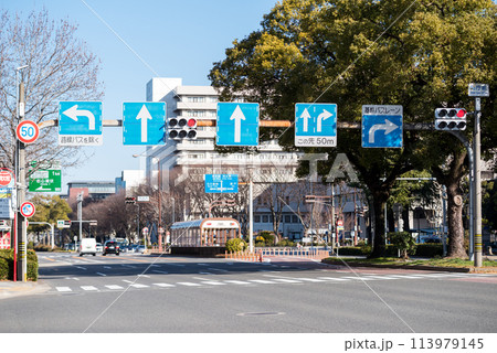 【基幹バスレーン】複雑な道路標識がある交差点 113979145