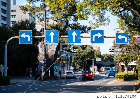 【基幹バスレーン】複雑な道路標識がある交差点 113979184