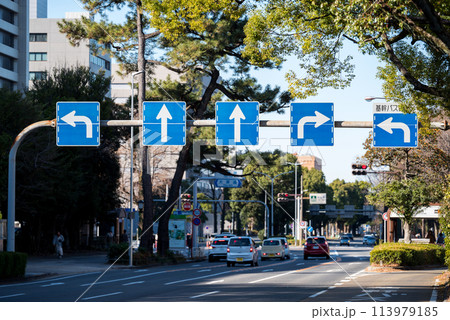 【基幹バスレーン】複雑な道路標識がある交差点 113979185