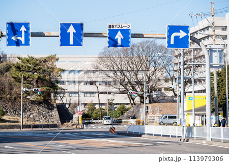 【基幹バスレーン】複数の道路標識がある交差点 【基幹バスレーン】複数の道路標識がある交差点 113979306