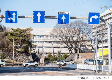 【基幹バスレーン】複数の道路標識がある交差点 113979307