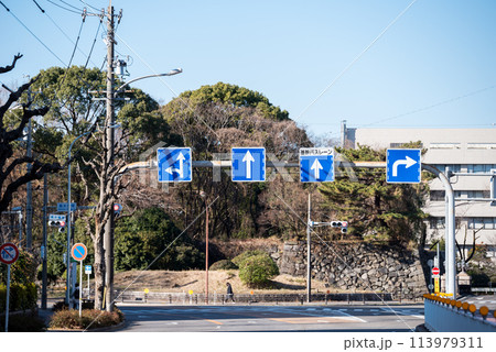 【基幹バスレーン】複数の道路標識がある交差点 113979311