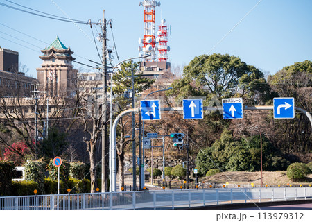 【基幹バスレーン】複数の道路標識がある交差点 【基幹バスレーン】複数の道路標識がある交差点 113979312