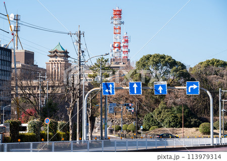 【基幹バスレーン】複数の道路標識がある交差点 113979314