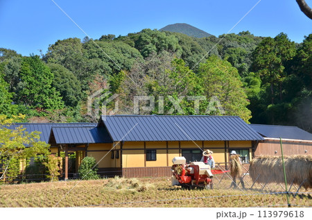 穏やかな田舎風景とその背後の山　緑の麓に佇む静かな住まい　山々を望む田園の家 113979618