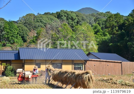 穏やかな田舎風景とその背後の山　緑の麓に佇む静かな住まい　山々を望む田園の家 113979619