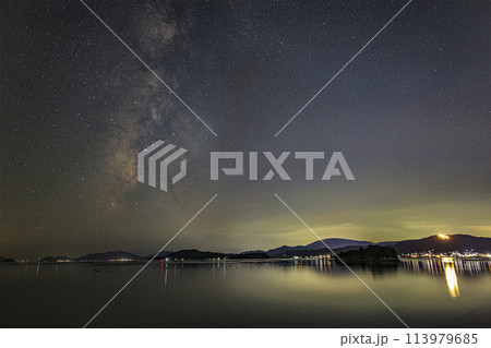 瀬戸内の夏の星景　天の川と万葉火 113979685